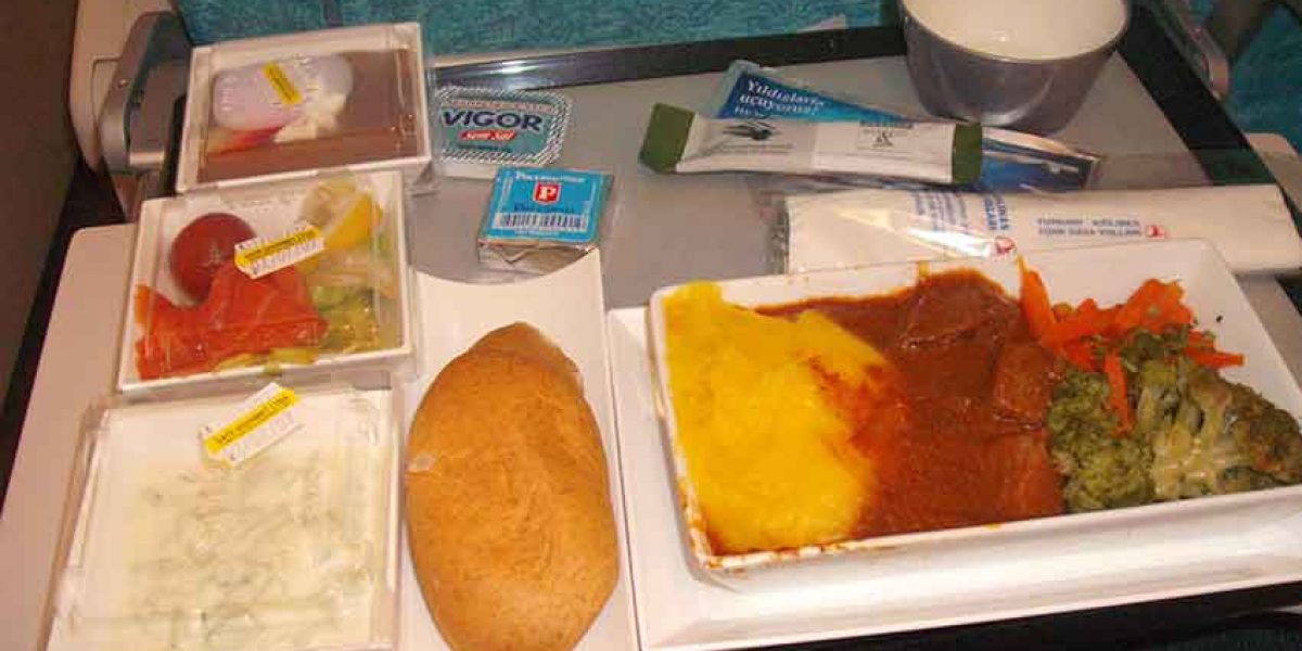Comer no avião é um exercício. Sem gosto e de má qualidade